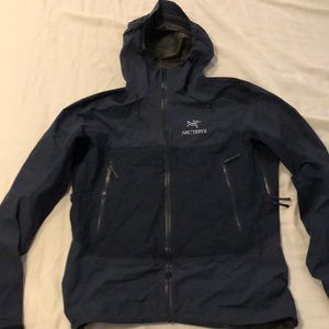 Arc’teryx Mens Beta SL Hybrid Medium Dark Blue Near New Condition